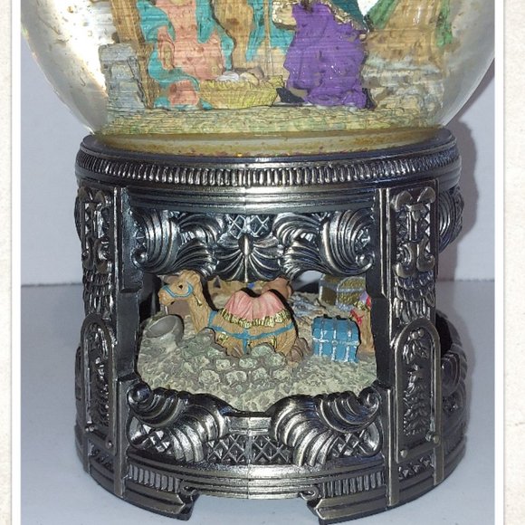 Traditions Nativity Scene Musical Water Globe With Revolving Base - Picture 3 of 6